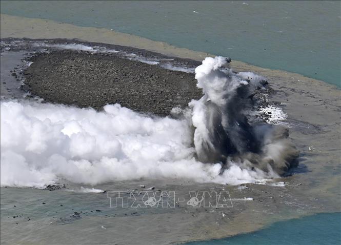Núi lửa phun trào gần đảo Iwo Jima, cách thủ đô Tokyo (Nhật Bản) khoảng 1.200 km về phía Nam, ngày 30/10/2023. Ảnh: Kyodo/TTXVN