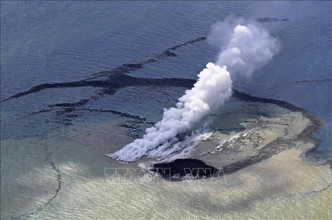 Núi lửa phun trào gần đảo Iwo Jima, cách thủ đô Tokyo (Nhật Bản) khoảng 1.200 km về phía Nam, ngày 30/10/2023. Ảnh: Kyodo/TTXVN