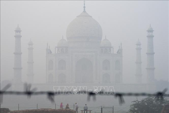 Khói mù ô nhiễm bao phủ dày đặc tại Agra, Ấn Độ, ngày 7/11/2023. Ảnh: AFP/TTXVN