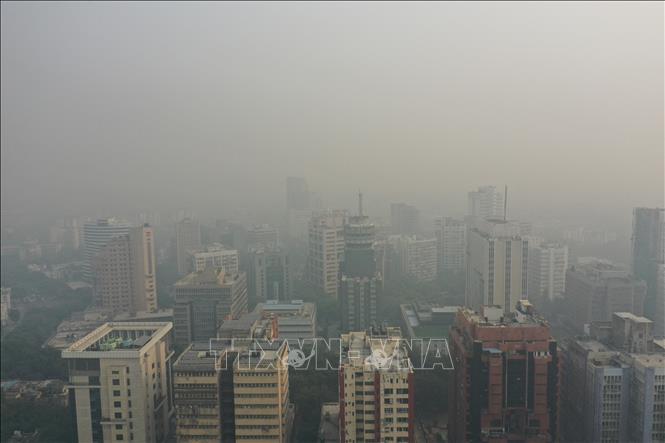 Khói mù ô nhiễm bao phủ dày đặc tại New Delhi, Ấn Độ, ngày 8/11/2023. Ảnh: AFP/TTXVN