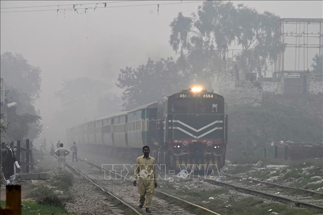 Khói mù ô nhiễm bao phủ dày đặc tại Lahore, Pakistan, ngày 7/11/2023. Ảnh: AFP/TTXVN