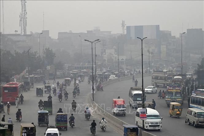 Khói mù ô nhiễm bao phủ dày đặc tại Lahore, Pakistan, ngày 7/11/2023. Ảnh: AFP/TTXVN