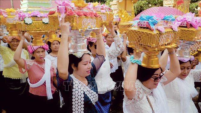 Các vật phẩm được đồng bào Phật tử dâng lên sư sãi trong ngày lễ Kathina. Ảnh: Chanh Đa-TTXVN
