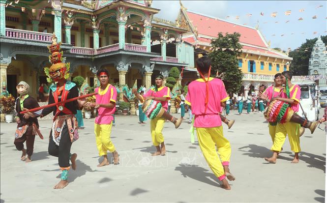 Ngày lễ Kathina thường có các đội văn nghệ, đội trống để tăng thêm phần vui nhộn cho ngày lễ. Ảnh: Chanh Đa-TTXVN
