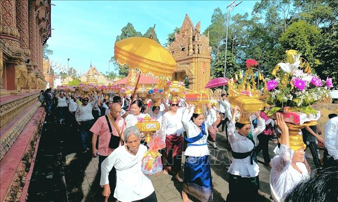 Đồng bào Khmer Sóc Trăng dâng lễ Kathina quanh chánh điện. Ảnh: Chanh Đa-TTXVN
