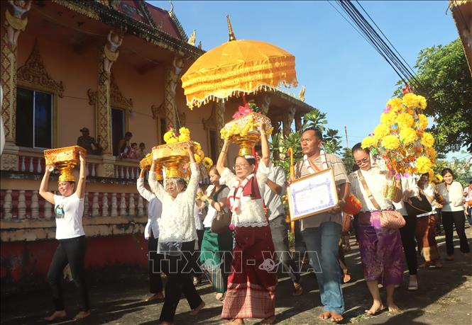 Đồng bào Khmer Sóc Trăng dâng lễ Kathina quanh chánh điện. Ảnh: Chanh Đa-TTXVN