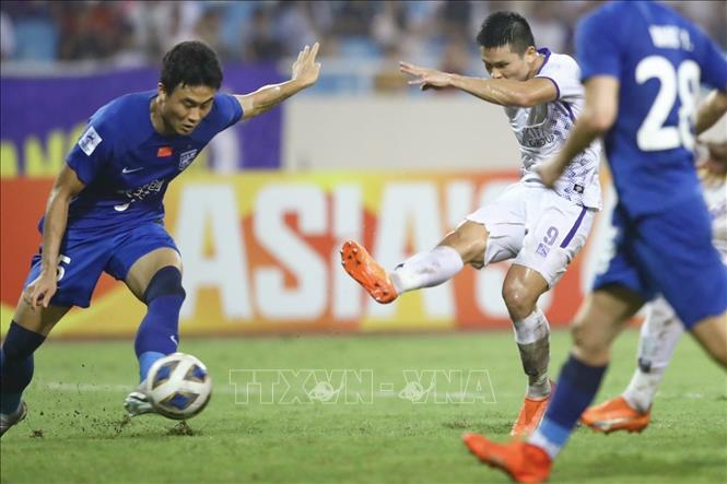 Pha dứt điểm quyết đoán của Tuấn Hải giúp CLB Hà Nội giành chiến thắng với tỷ số 2-1. Ảnh: Minh Quyết - TTXVN