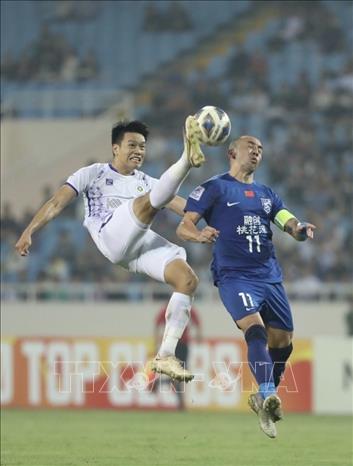 Tình huống phá bóng quyết đoán của hậu vệ Thành Chung (số 16, Hà Nội). Ảnh: Minh Quyết - TTXVN