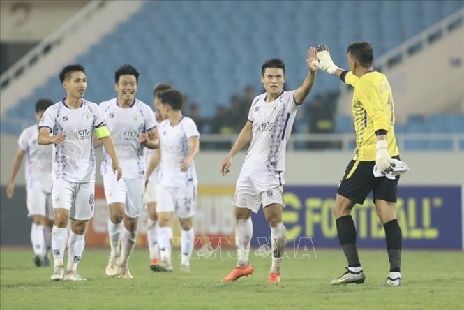 Kết thúc trận đấu, CLB Hà Nội giành chiến thắng với tỷ số 2-1. Ảnh: Minh Quyết - TTXVN