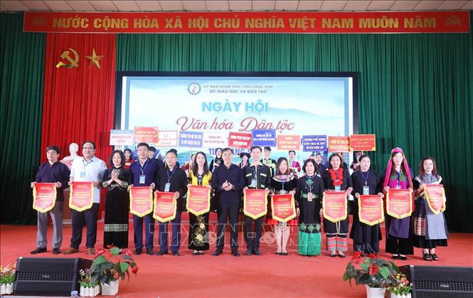 Các đoàn dự thi của các trường nhận cờ lưu niệm tại lễ Khai mạc. Ảnh: Anh Tuấn – TTXVN