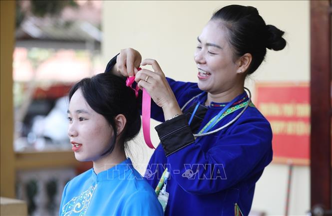 Cô và trò trường PTDT Nội trú THCS&THPT Chi Lăng làm đẹp tham gia Ngày hội văn hóa dân tộc các trường Phổ thông dân tộc nội trú tỉnh Lạng Sơn năm 2023. Ảnh: Anh Tuấn – TTXVN
