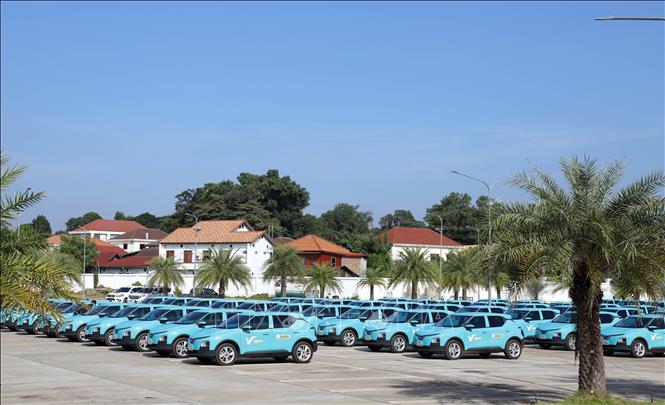 Các xe taxi của GSM với thương hiệu Xanh SM. Ảnh: Phạm Kiên - Phóng viên TTXVN tại Lào
