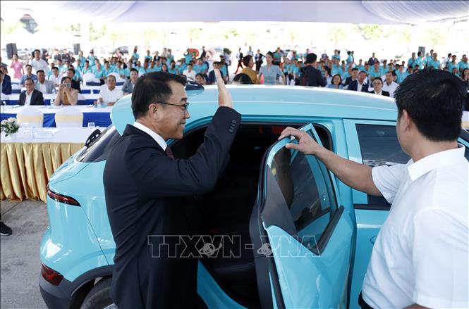 Quan khách hai nước trải nghiệm thử taxi Xanh của GSM Ảnh: Phạm Kiên - Phóng viên TTXVN tại Lào