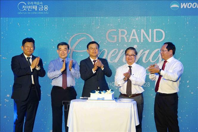 The Republic of Korea (RoK)’s Woori Bank inaugurates its new branch in the Mekong Delta city of Can Tho on November 8. VNA Photo: Thanh Liêm