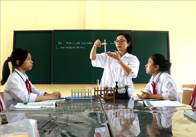 Giờ học Hóa học của học sinh trường THCS Đoàn Thị Điểm, huyện Yên Mỹ, tỉnh Hưng Yên. Ảnh: Đinh Văn Nhiều - TTXVN