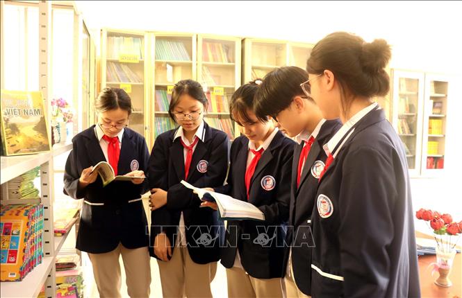 Học sinh trường THCS Đoàn Thị Điểm, huyện Yên Mỹ, tỉnh Hưng Yên đọc sách tại thư viện nhà trường. Ảnh: Đinh Văn Nhiều - TTXVN