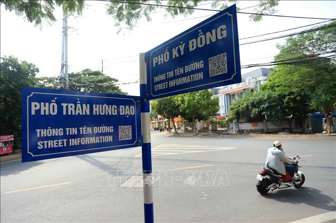 Mã QR được gắn trên bảng tên phố Kỳ Đồng, Trần Hưng Đạo (thành phố Thái Bình). Ảnh: Thế Duyệt – TTXVN