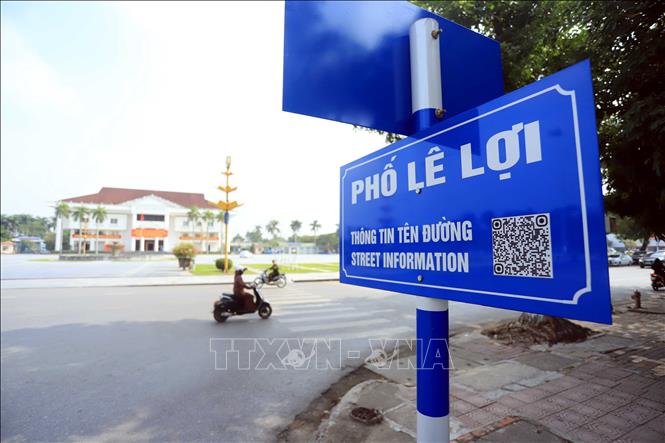 Mã QR được gắn trên bảng tên phố Lê Lợi (thành phố Thái Bình). Ảnh: Thế Duyệt – TTXVN