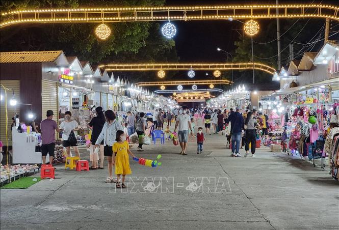 Tourists visit the night tourism fair in Phan Rang-Thap Cham city. VNA Photo: Nguyễn Thành 
