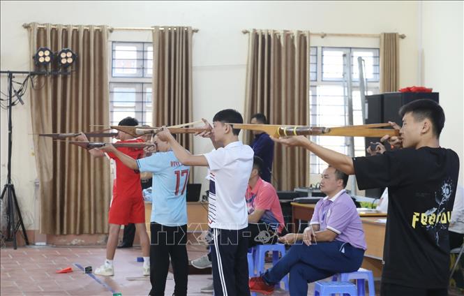 Thi bắn nỏ tại Ngày hội văn hóa dân tộc các trường Phổ thông dân tộc nội trú tỉnh Lạng Sơn năm 2023. Ảnh: Anh Tuấn - TTXVN