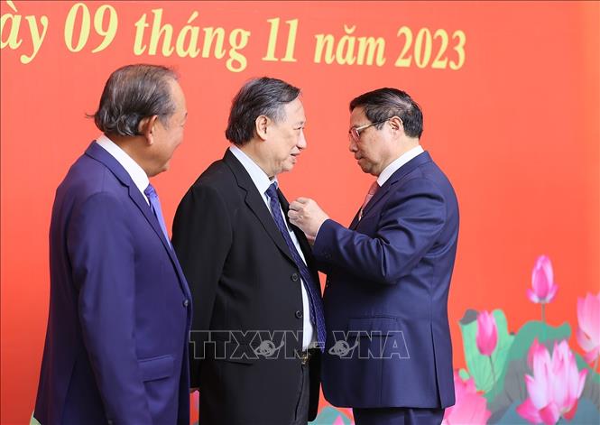 Thủ tướng Phạm Minh Chính trao tặng Huy hiệu 45 năm tuổi Đảng cho đồng chí Phạm Gia Khiêm, nguyên Uỷ viên BCT, nguyên PTT Chính phủ. Ảnh: Dương Giang-TTXVN
