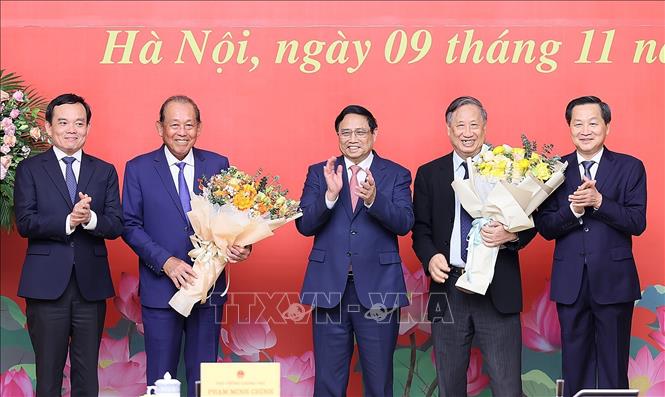 Thủ tướng Phạm Minh Chính chúc mừng đồng chí Trương Hoà Bình và đồng chí Phạm Gia Khiêm. Ảnh: Dương Giang-TTXVN