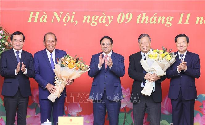 Thủ tướng Phạm Minh Chính chúc mừng đồng chí Trương Hoà Bình và đồng chí Phạm Gia Khiêm. Ảnh: Dương Giang-TTXVN