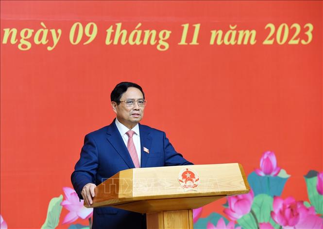 Thủ tướng Phạm Minh Chính chúc mừng các đồng chí nguyên lãnh đạo Chính phủ nhận Huy hiệu Đảng. Ảnh: Dương Giang-TTXVN