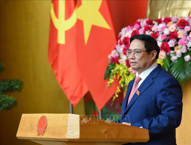 Thủ tướng Phạm Minh Chính chúc mừng các đồng chí nguyên lãnh đạo Chính phủ nhận Huy hiệu Đảng. Ảnh: Dương Giang-TTXVN