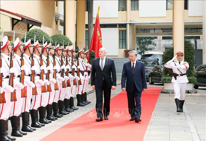 Vietnamese Minister of Public Security General To Lam and Russian Minister of Emergency Situations Sen. Lieut. Gen Kurenkov Aleksandr Vyacheslavovich review the guards of honour. VNA Photo: Phạm Kiên