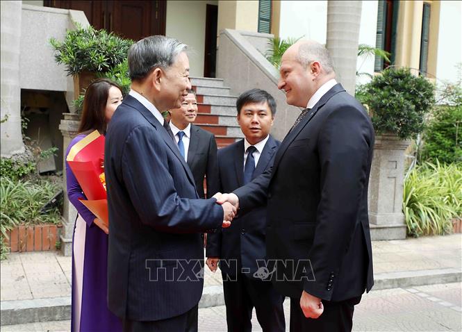 Vietnamese Minister of Public Security General To Lam welcomes Russian Minister of Emergency Situations Sen. Lieut. Gen Kurenkov Aleksandr Vyacheslavovich. VNA Photo: Phạm Kiên