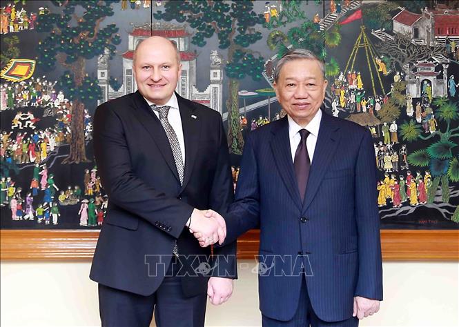 Vietnamese Minister of Public Security General To Lam and Russian Minister of Emergency Situations Sen. Lieut. Gen Kurenkov Aleksandr Vyacheslavovich. VNA Photo: Phạm Kiên
