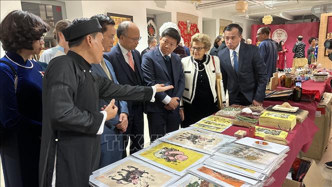 Introducing Dong Ho paintings at the event. VNA Photo: Nguyễn Ngọc Hiệp