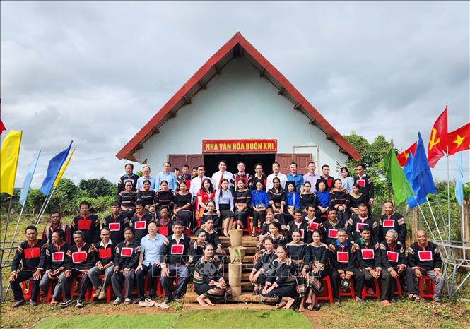 Lãnh đạo tỉnh Đắk Lắk chụp ảnh lưu niệm cùng đồng bào các dân tộc anh em buôn Kri, xã Ea Sol, huyện Ea H’leo. Ảnh: TTXVN phát