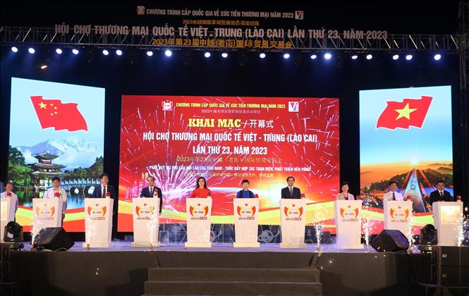 Các đại biểu thực hiện nghi thức khai mạc hội chợ Việt - Trung 2023. Ảnh: Quốc Khánh - TTXVN