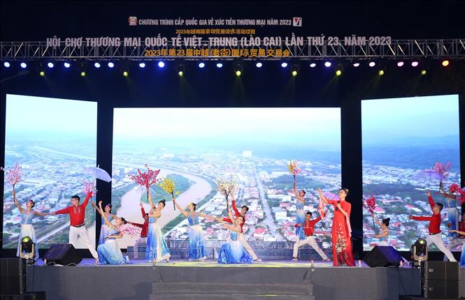 Biểu diễn văn nghệ chào mừng. Ảnh: Quốc Khánh - TTXVN