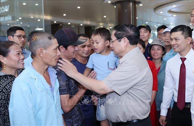 Thủ tướng Phạm Minh Chính thăm hỏi người thân và bệnh nhân đang điều trị tại Bệnh viện đa khoa Quốc tế Hợp Lực. Ảnh: Dương Giang-TTXVN

