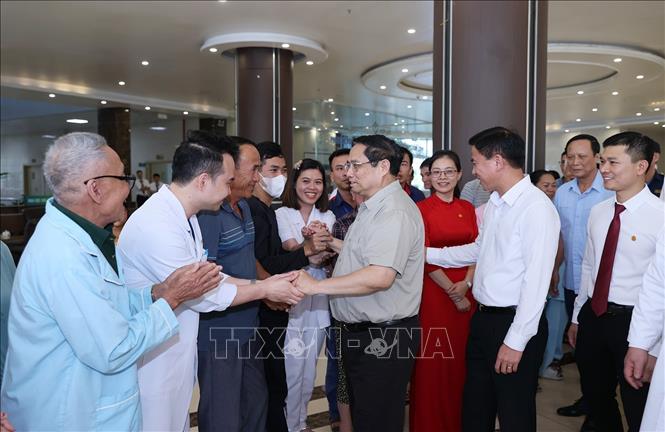 Thủ tướng Phạm Minh Chính thăm hỏi người thân và bệnh nhân đang điều trị tại Bệnh viện đa khoa Quốc tế Hợp Lực. Ảnh: Dương Giang-TTXVN

