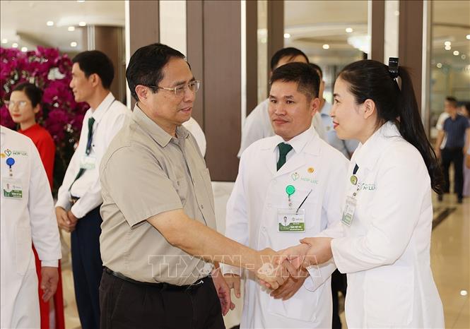 Thủ tướng Phạm Minh Chính với cán bộ, bác sĩ, y sĩ Bệnh viện đa khoa Quốc tế Hợp Lực. Ảnh: Dương
