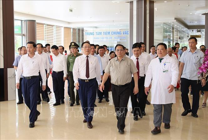 Thủ tướng Phạm Minh Chính thăm Bệnh viện đa khoa Quốc tế Hợp Lực, Thanh Hoá. Ảnh: Dương Giang-TTXVN