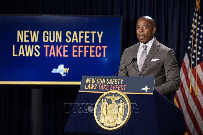 (Tư liệu) Thị trưởng New York Eric Adams trong cuộc họp báo tại New York City ngày 31/8/2022. Ảnh: AFP/TTXVN