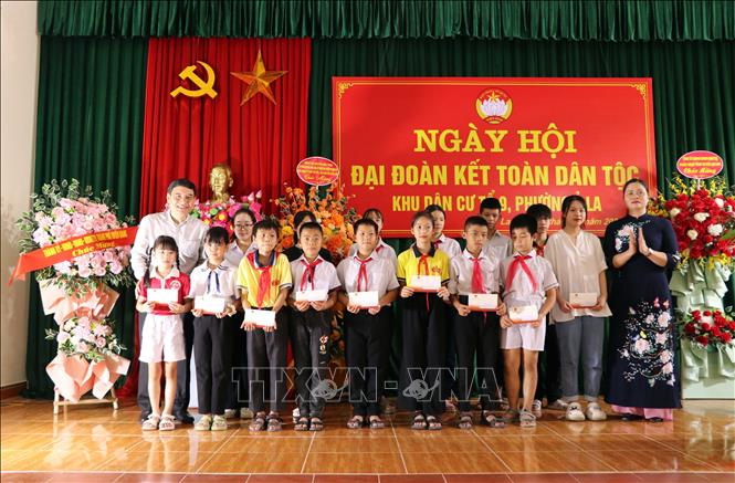 Trao quà cho học sinh có hoàn cảnh khó khăn nỗ lực vượt khó, đạt thành tích cao trong học tập. Ảnh: Vũ Quang - TTXVN