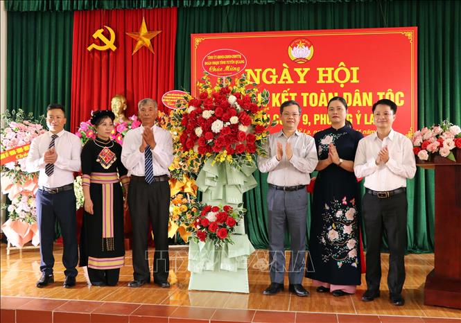Lãnh đạo tỉnh tỉnh Tuyên Quang tặng hoa và quà cho Tổ dân phố 9, phường Ỷ La, thành phố Tuyên Quang. Ảnh:  Vũ Quang - TTXVN