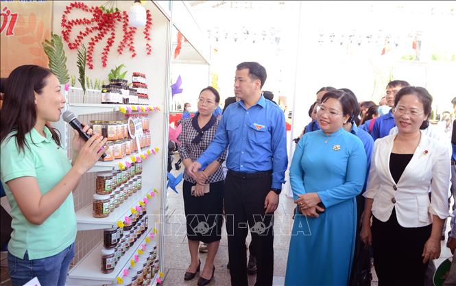 Lãnh đạo Trung ương Đoàn cùng lãnh đạo Tỉnh ủy Sóc Trăng tham quan gian hàng. Ảnh Tuấn Phi-TTXVN
