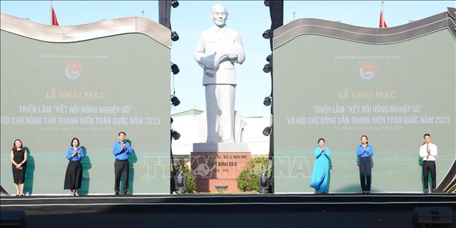 Lãnh đạo Trung ương Đoàn cùng lãnh đạo Tỉnh ủy Sóc Trăng thực hiện nghi thức khai mạc. Ảnh Tuấn Phi-TTXVN