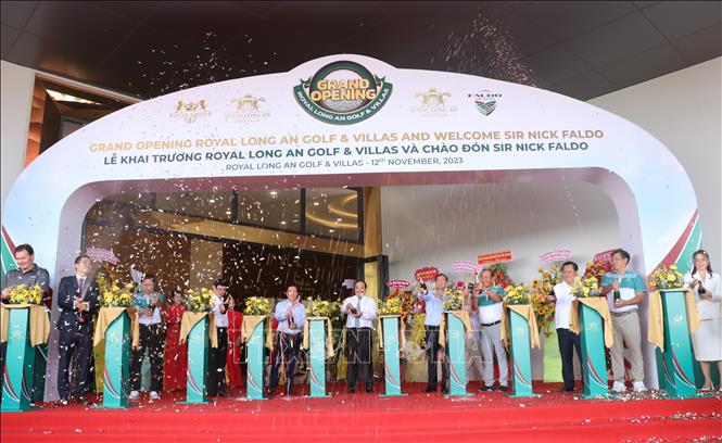 Đại biểu cắt băng và khui sâm-panh khánh thành Royal Long An Golf & Villas. Ảnh: Đức Hạnh - TTXVN 