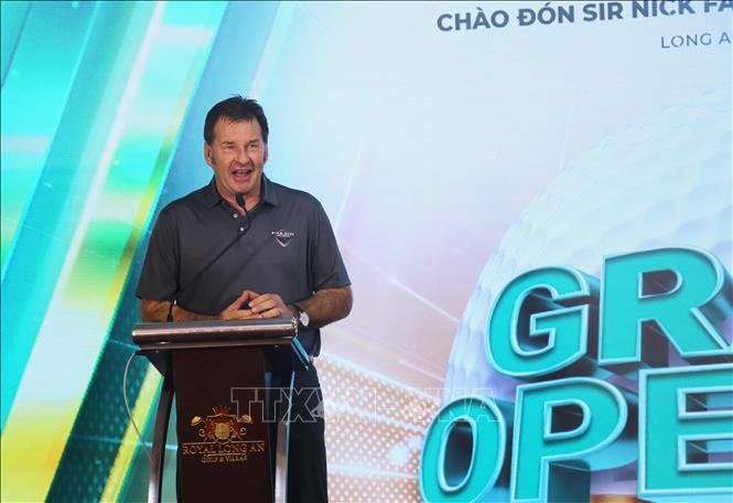Huyền thoại golf thế giới Sir Nick Faldo phát biểu tại buổi lễ. Ảnh: Đức Hạnh - TTXVN 