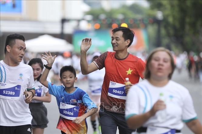 Các VĐV tham gia chạy cự ly 5km về đích. Ảnh: Minh Quyết - TTXVN