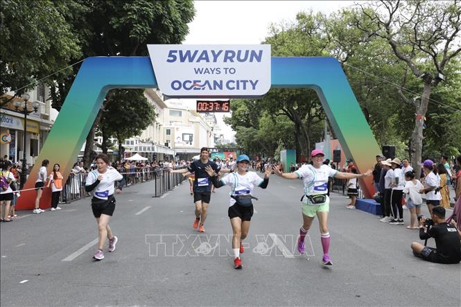 Các VĐV tham gia chạy cự ly 5km về đích. Ảnh: Minh Quyết - TTXVN