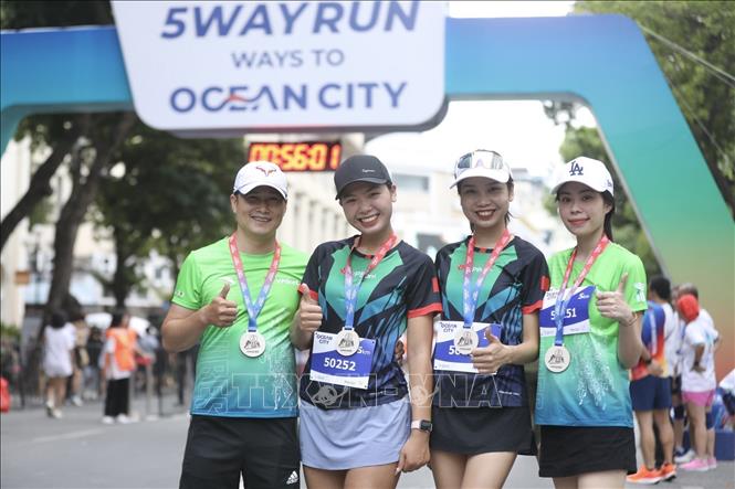 Niềm vui của các VĐV khi hoàn thành cự ly 5Km. Ảnh: Minh Quyết - TTXVN